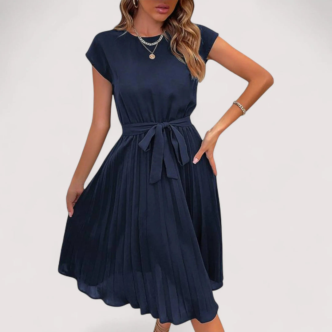 Schwarzes Damen Plissee Kleid mit Bindegürtel und Kurzarm, elegant und zeitlos für Business oder Abend.
