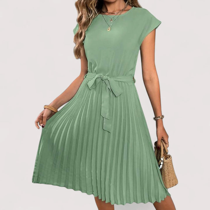Stylisches blaues Damen Plissee Midikleid mit Bindegürtel, ideal als Sommerkleid oder elegantes Businesskleid.
