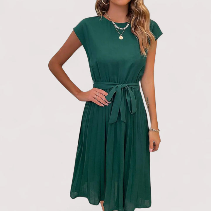 Elegantes Damen Plissee Midikleid mit Bindegürtel, perfekt für Sommer und festliche Anlässe.