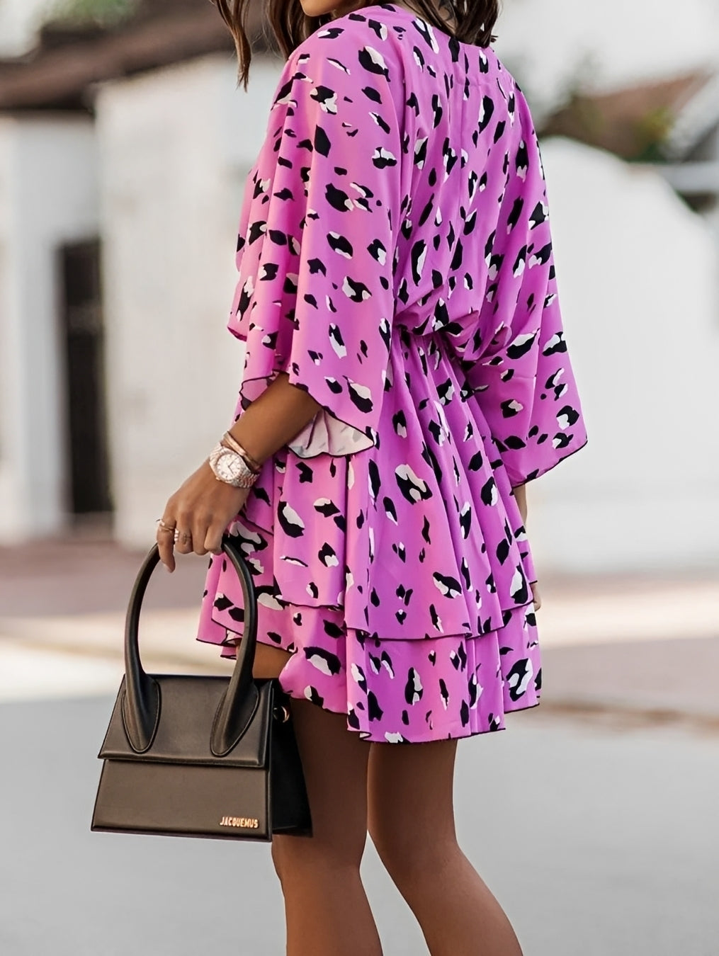 Blumiges Damen Mini Kleid mit tiefem V-Ausschnitt & verspielten Kimono-Ärmeln – ideal für warme Tage.