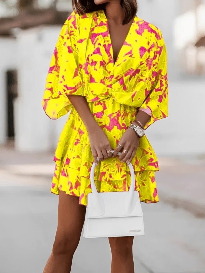 Stilvolles Damen Mini Sommerkleid mit Blumenprint, V-Ausschnitt, Kimono-Ärmeln – elegant & vielseitig.