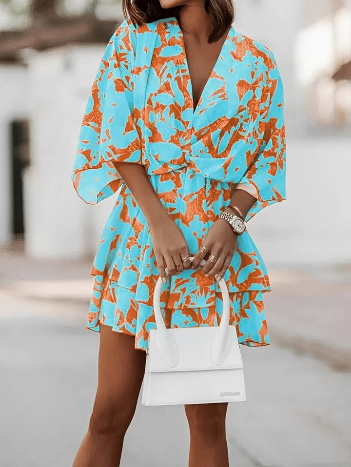 Feminines Damen Mini Kleid mit Blumenmuster, schmeichelhaftem V-Ausschnitt & modischen Kimono-Ärmeln.