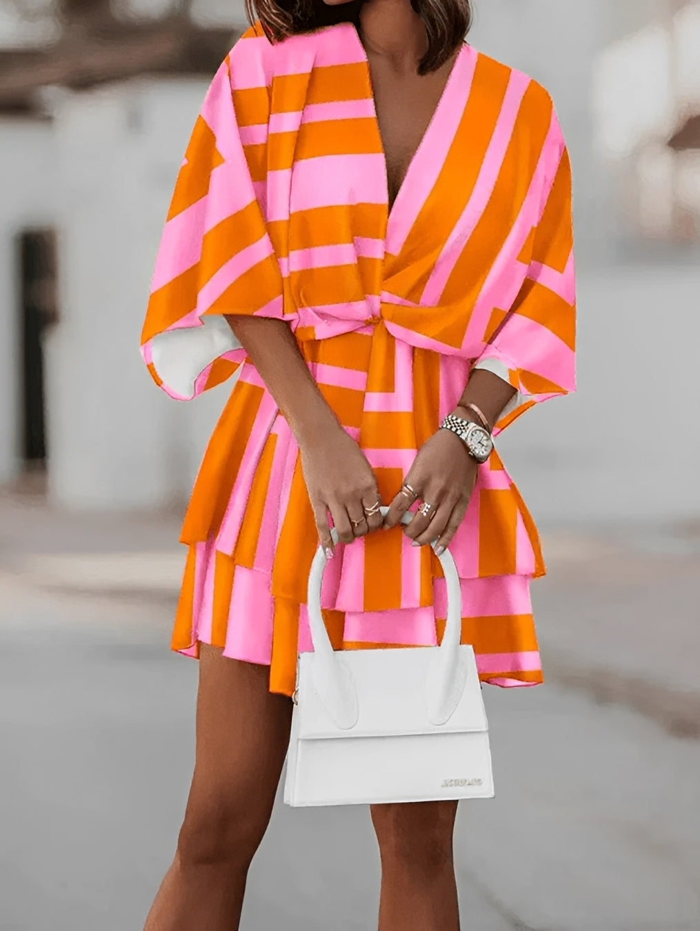 Verspieltes Damen Mini Kleid mit zartem Blumenmuster, angesagtem V-Ausschnitt & weiten Kimono-Ärmeln.