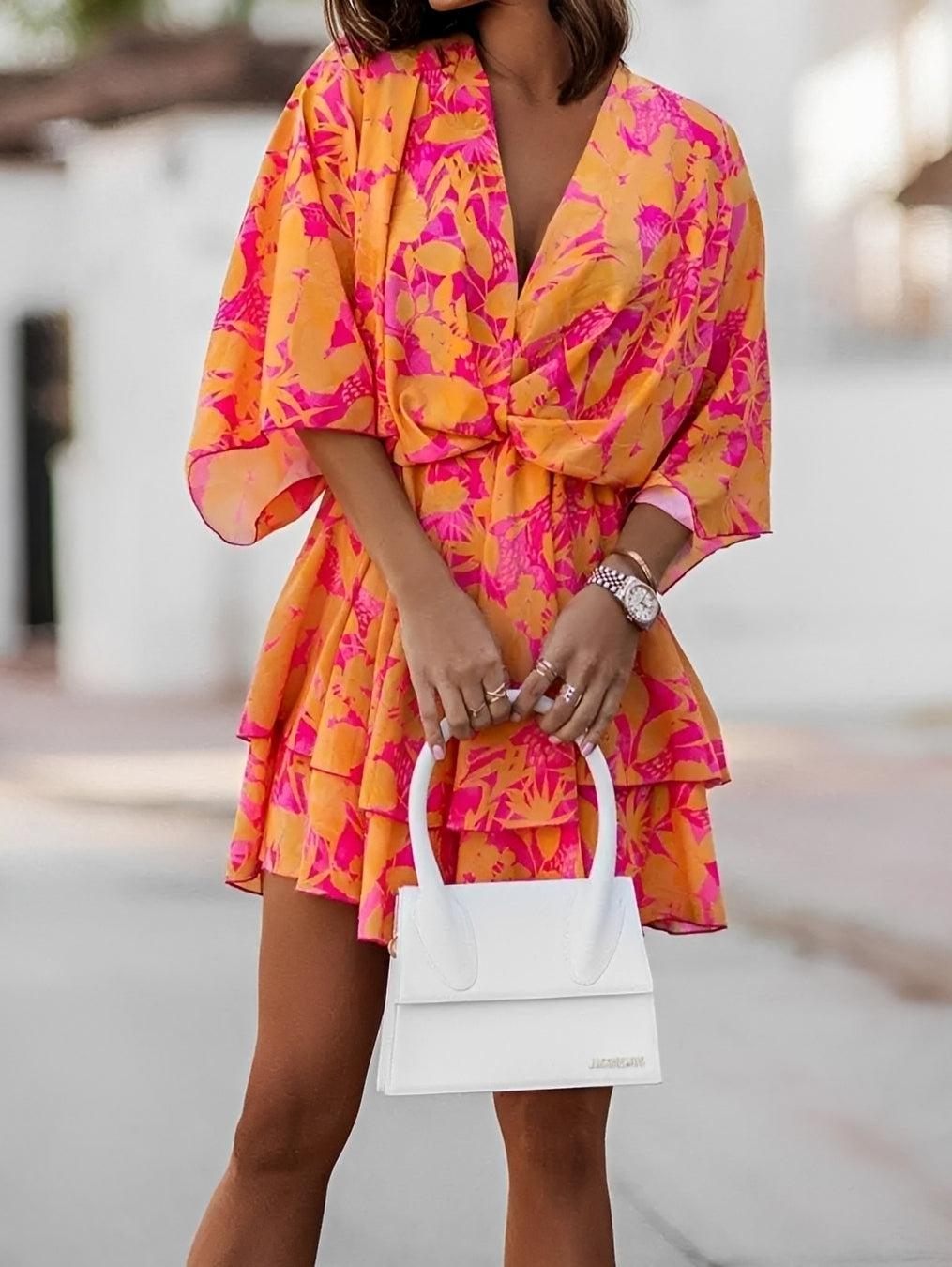 Trendiges Damen Mini Kleid mit Blumenmuster, V-Ausschnitt & Kimono-Ärmeln; ein Must-have für den Sommer.