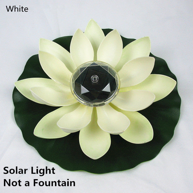 Solar Teichpumpe mit Sprühfunktion, ideal als schwimmender Springbrunnen für kleine Teiche.