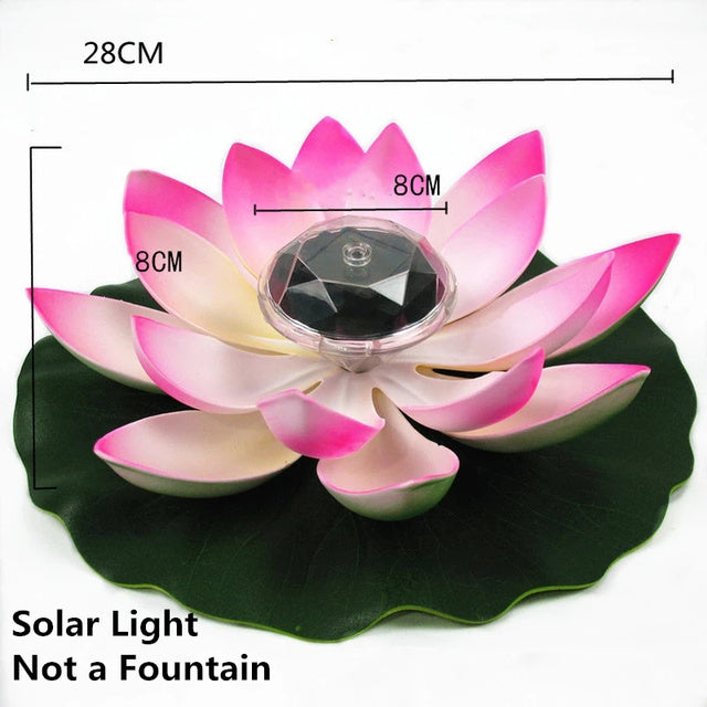 Detailaufnahme des schwimmenden Solarbrunnens mit verschiedenen Sprühaufsätzen für den Teich.