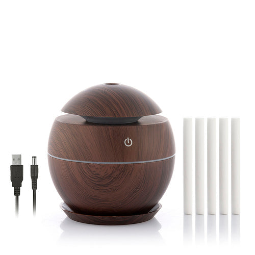 Eleganter Mini Duftdiffusor mit farbwechselndem LED Licht, ideal für eine Wohlfühloase im Schlafzimmer.