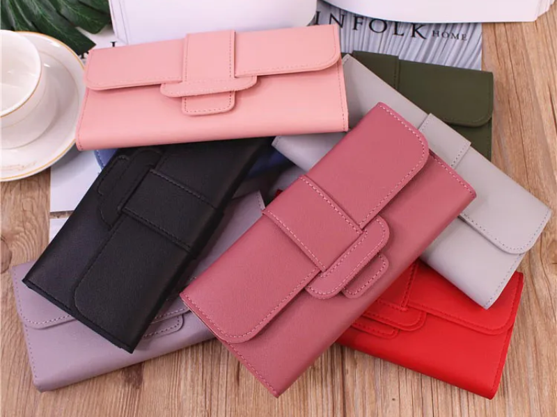 Dunkles, langes Unisex Portemonnaie, minimalistisch, elegant und vielseitig kombinierbar.