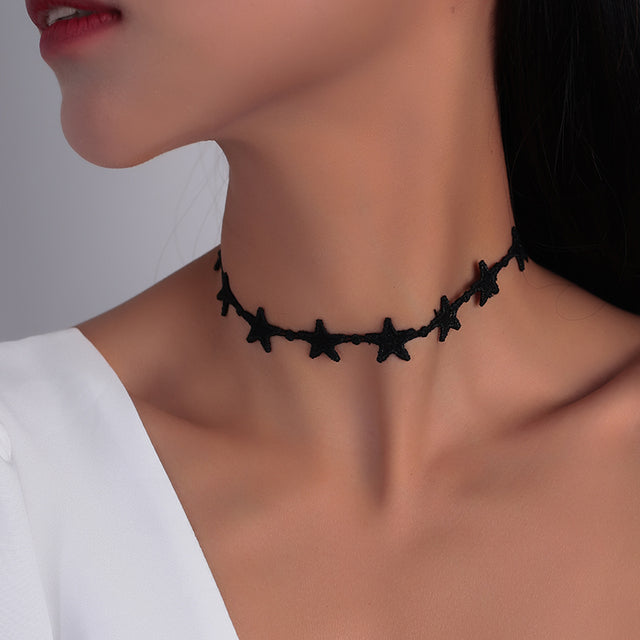 Vintage-inspirierte Damen Choker Halskette aus Samt mit schimmernden Strass-Akzenten, sehr glamourös.