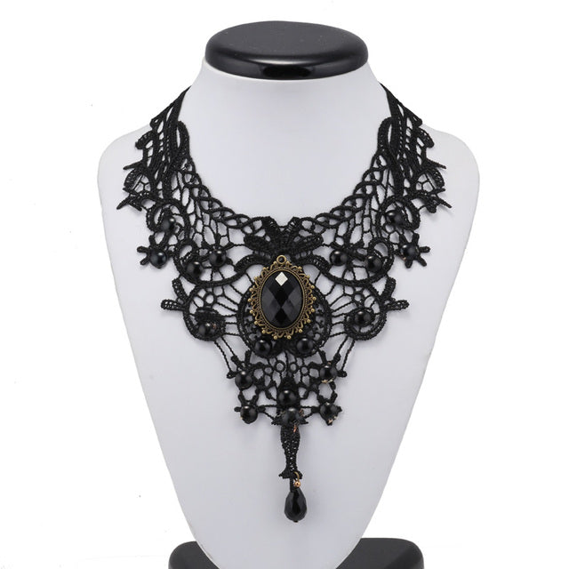 Chicer Samt Choker für Damen mit Strasssteinen. Kombiniert Vintage-Flair mit moderner Eleganz perfekt.