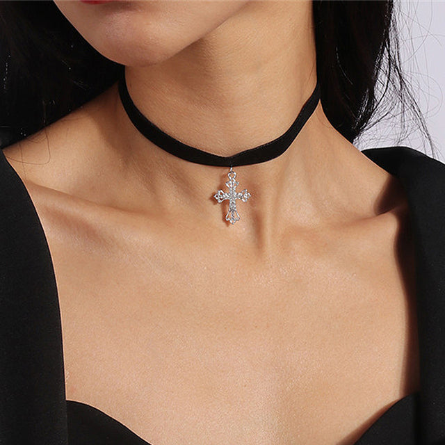 Damen Samt Choker Halskette mit brillantem Strass-Besatz. Ein modisches Accessoire, das Blicke anzieht.