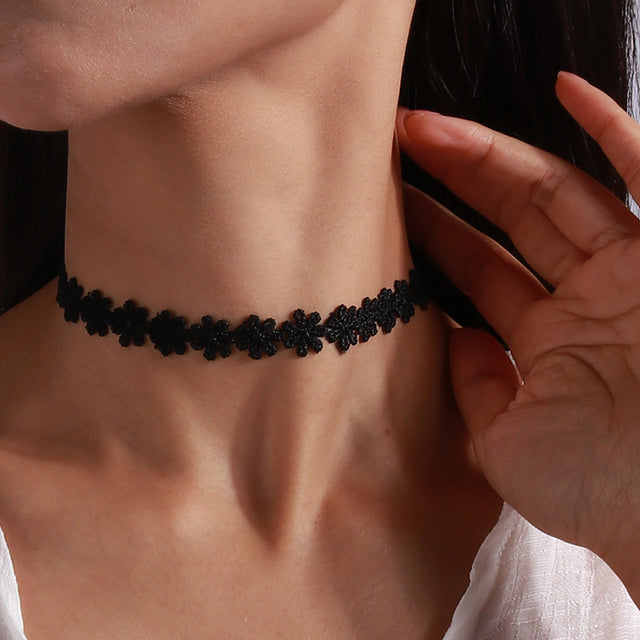 Festliche Damen Choker Halskette aus weichem Samt mit funkelnden Strasssteinen. Für einen eleganten Auftritt.