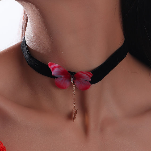 Schwarzer Samt Choker für Damen mit glitzernden Strasssteinen. Ein stilvolles Schmuckstück & Accessoire.