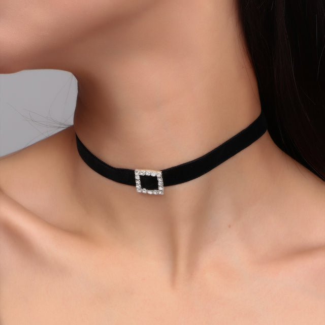 Edle schwarze Samt Choker Halskette für Damen mit funkelndem Strass. Ideales Accessoire für jeden Look.