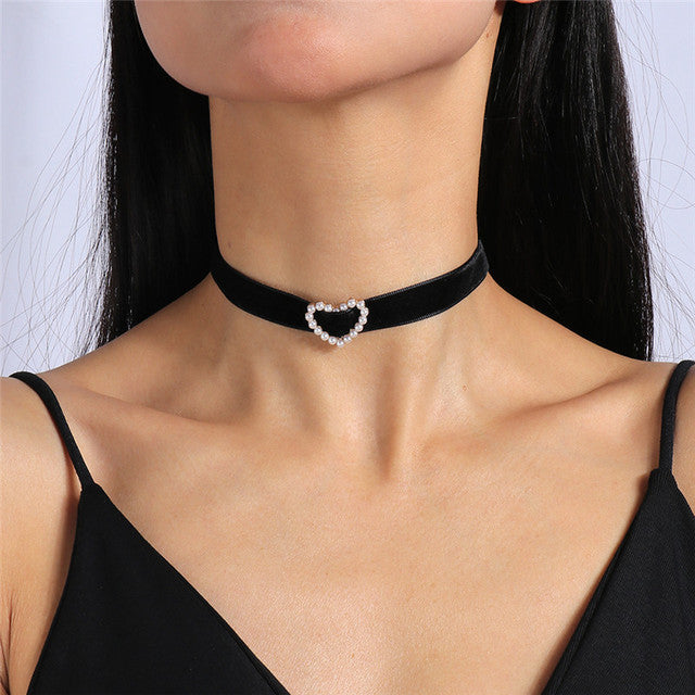 Hochwertige Damen Samt Choker Halskette mit Strass für feierliche Anlässe. Ein funkelndes Statement-Schmuck.