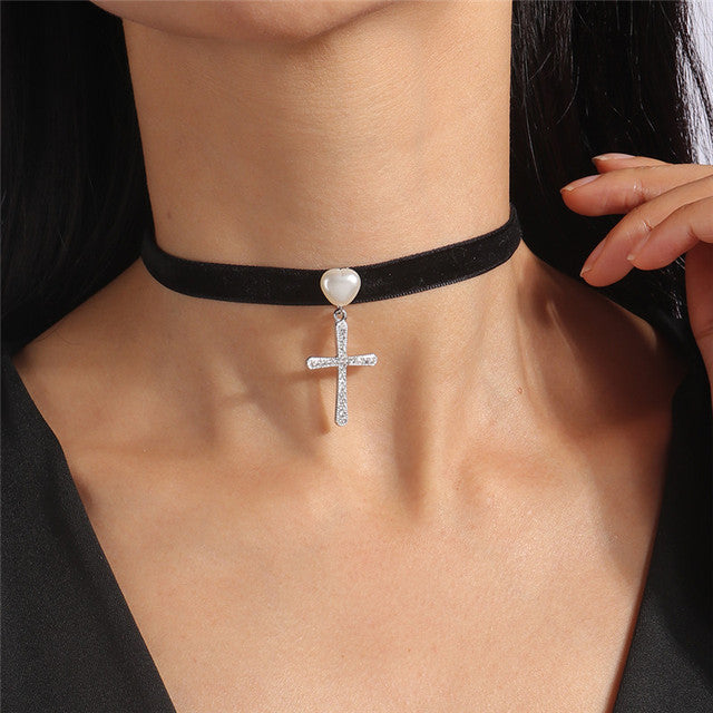 Glamouröse Samt Choker Halskette mit Strass für Damen. Ein elegantes Geschenk für stilvolle Anlässe.