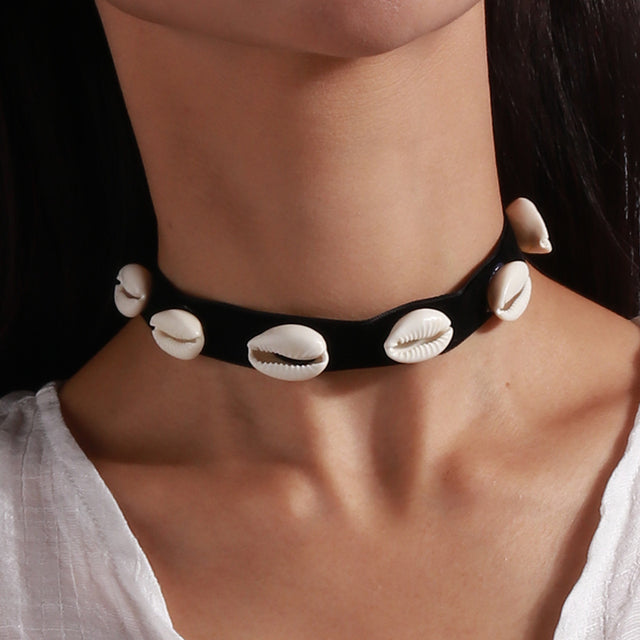 Luxuriöser Damen Samt Choker mit Strasssteinen. Ein zeitloses, elegantes Schmuckstück für besondere Nächte.