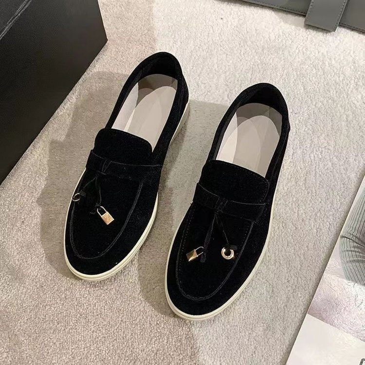 Nahaufnahme: Stilvolle Damen Mokassins mit Schnürdetail. Bequeme Flachschuhe, Loafer für Frühling & Sommer Alltag.