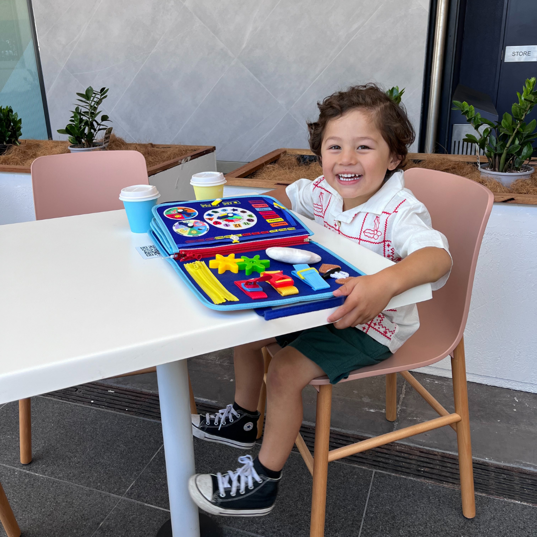 Detailreiches Montessori Beschäftigungsbrett mit Reißverschluss, Schnallen & Knöpfen für Kleinkinder.