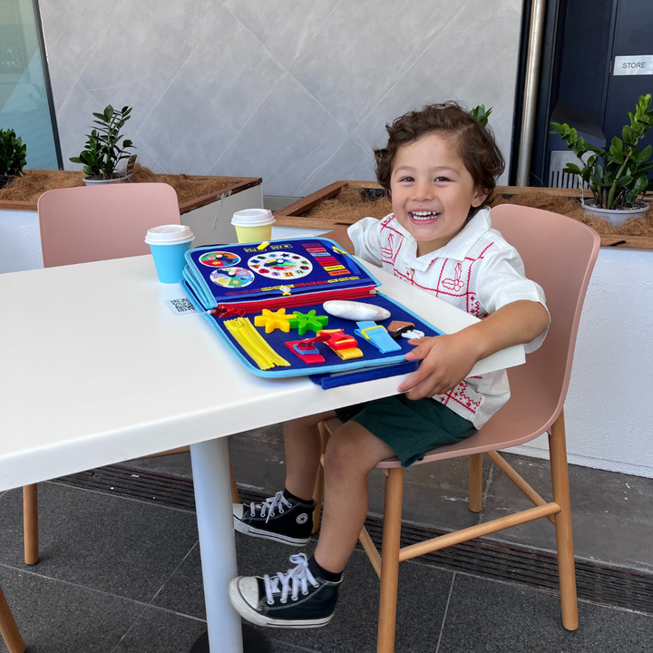 Detailreiches Montessori Beschäftigungsbrett mit Reißverschluss, Schnallen & Knöpfen für Kleinkinder.