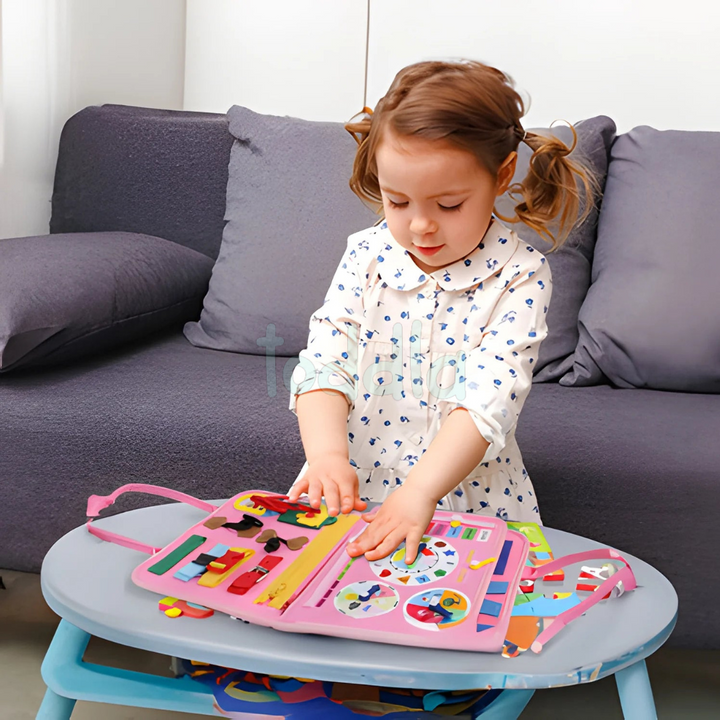 Kompaktes Montessori Reisespielzeug: Beschäftigungsbrett für Kleinkinder, ideal für unterwegs.