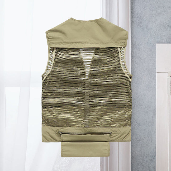 Detailansicht der vielen funktionellen Taschen und Reißverschlüsse an der Herren Outdoor Sommerweste.