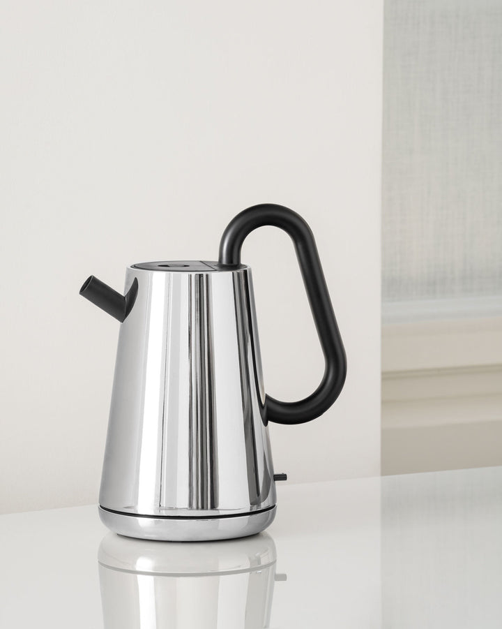 Moderner, schwarzer Wasserkocher aus Edelstahl, 1500W, für stilvolle Küchen und heiße Getränke.