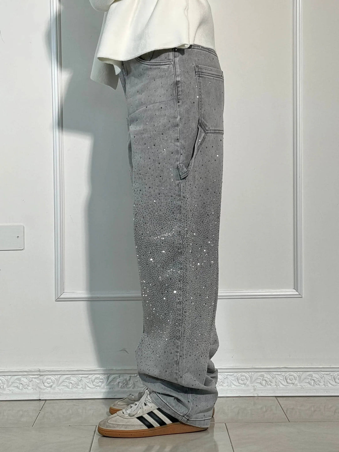 Feminine Glitzer Denim Hose, weiter Schnitt und modisch, für den eleganten Auftritt.