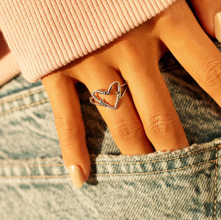 Silberfarbener, zierlicher Herzring für Frauen, verstellbar. Ein symbolträchtiger Damenring & stilvolles Geschenk.