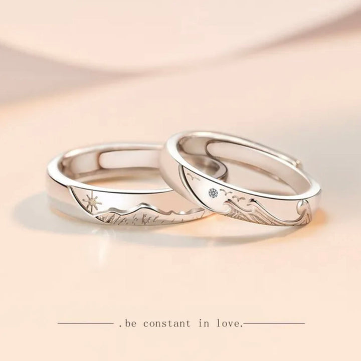 Zwei Unisex Ringe nebeneinander: einer mit Meer- und einer mit Bergmotiv, beides verstellbar. Ideales hypoallergenes Geschenk.