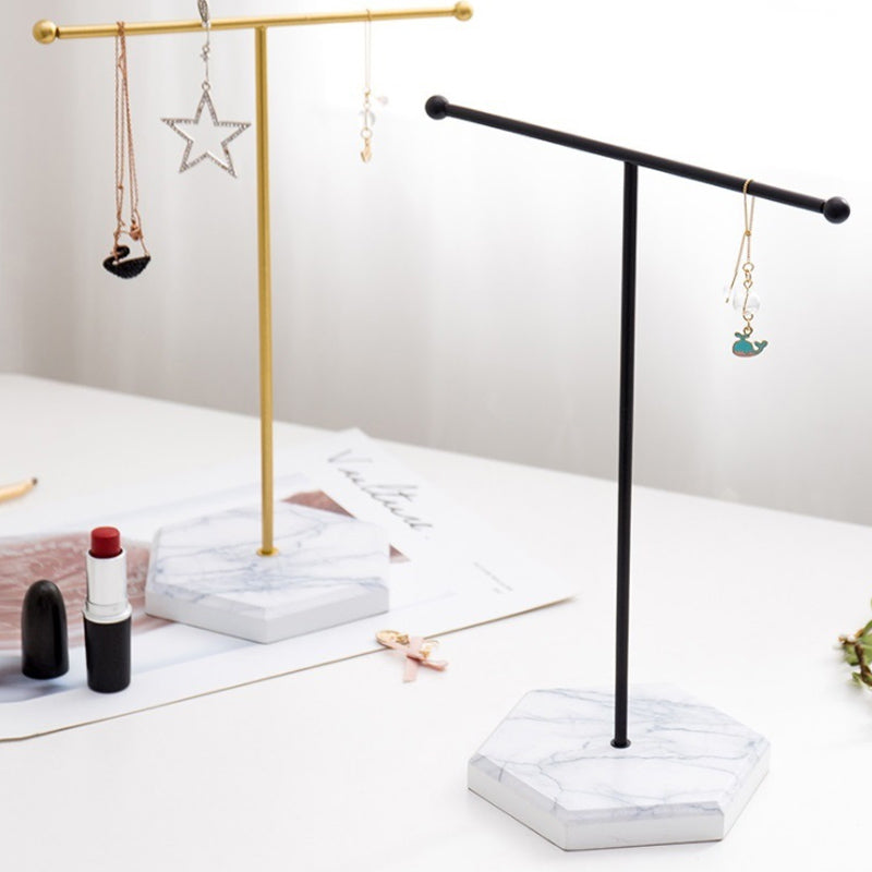 Eleganter goldener T-Form Schmuckständer für eine moderne und übersichtliche Schmuckorganisation.