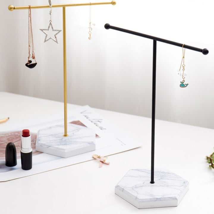 Eleganter goldener T-Form Schmuckständer für eine moderne und übersichtliche Schmuckorganisation.