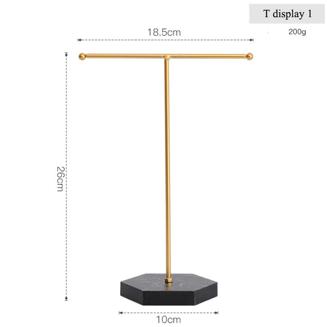 Goldener, stilvoller T-Form Schmuckhalter als elegantes Display für Ihre Accessoires und Dekoration.