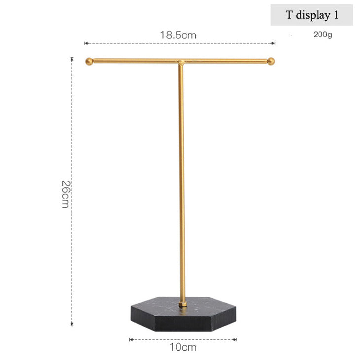 Schimmernder goldener T-Form Schmuckständer als Blickfang und stilvolles Display für Ihre Schmuckkollektion.