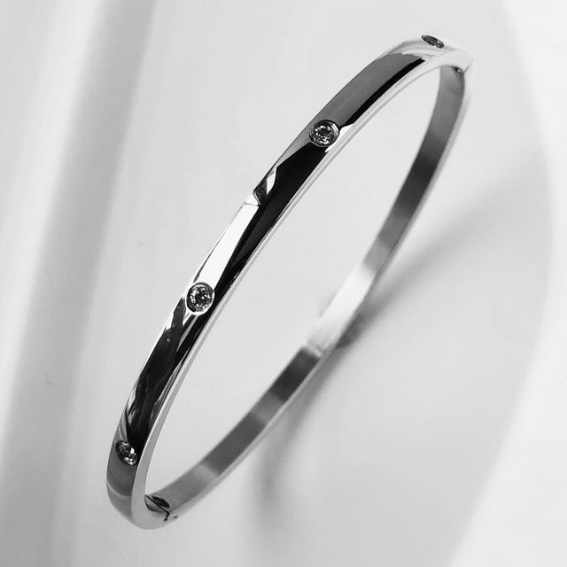 Luxuriöses Damen Schmuck Armband mit glänzenden Zirkonen, ideales Geschenk.