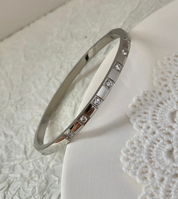 Modernes Damen Armreif mit Zirkonen, verleiht dem Look eine Portion Luxus.