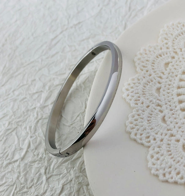 Glänzendes Armband mit Zirkoneinlage für Damen, stilvoller Alltagsbegleiter.