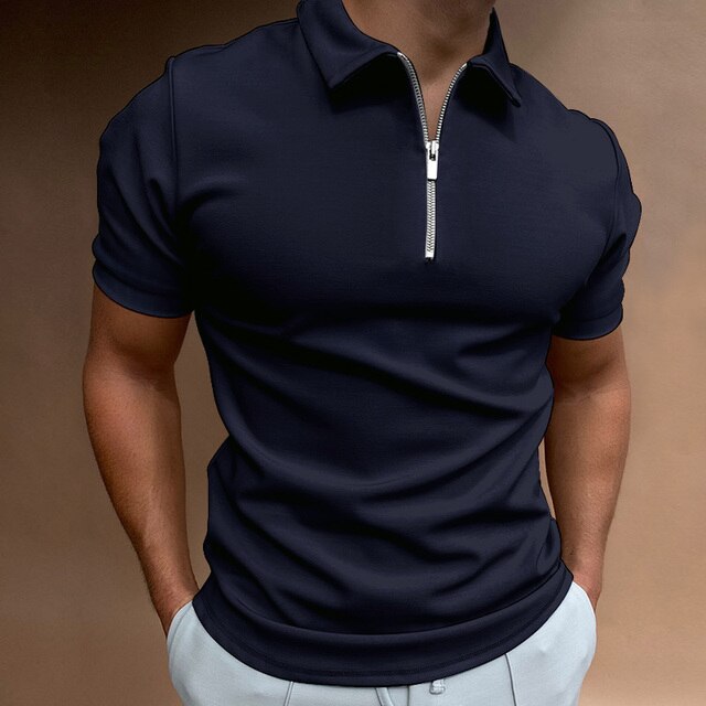 Modernes Herrenpolo mit praktischem Reißverschluss, ideal für den stilvollen Frühlings- und Sommer-Look.
