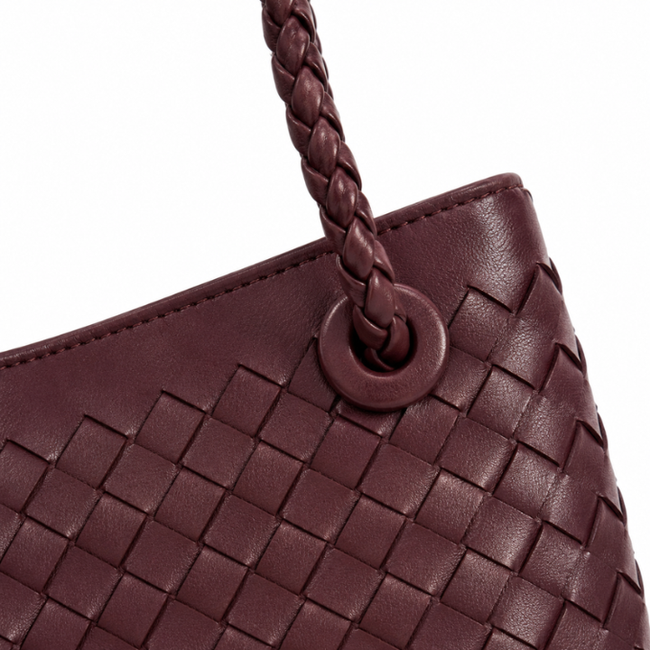 Damen Flechttasche mit stilvollem Riemen, vielseitige Umhängetasche, modernes Accessoire.