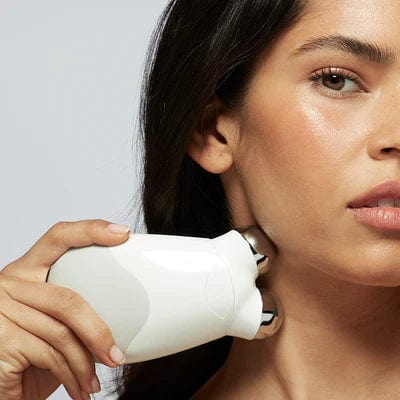Feuchtigkeitsspendendes Microcurrent Gesichtswasser für tiefenwirksame Hydration & Glanz. Für alle Hauttypen.
