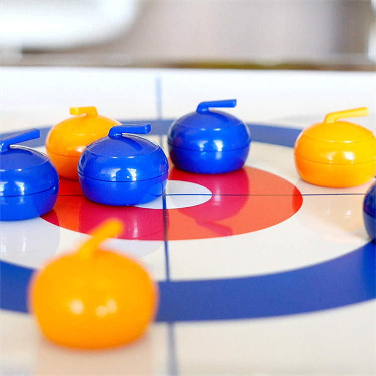 Kinder spielen das Curling Minispiel, ein pädagogisches Indoor-Spielzeug und Geschicklichkeitsspiel für Familien.