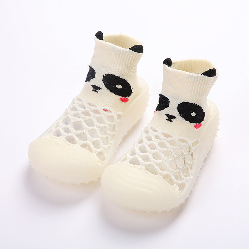 Flexibles Babyzubehör: Barfußschuhe in Sockenform mit Tierdesign, komfortabel & rutschfest.
