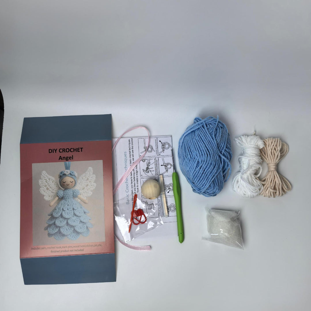 Entspannendes DIY Projekt: Häkelset für zauberhafte Engel auf einem Tisch, bereit zum Selbermachen.