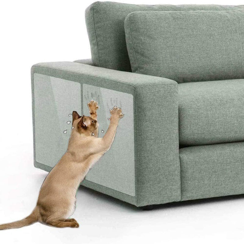 Kratzschutzfolie für Katzen, transparent auf dem Sessel. Unsichtbarer Schutz für Möbel vor Krallenspuren.