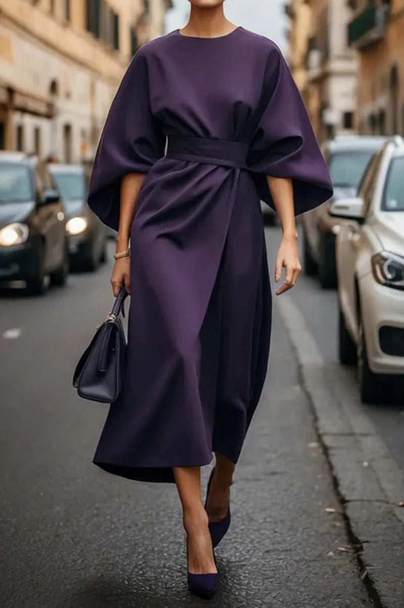 Sophistiziertes Damen Midikleid. Elegantes Design mit Ballonärmeln, taillierter Passform und U-Boot-Ausschnitt.