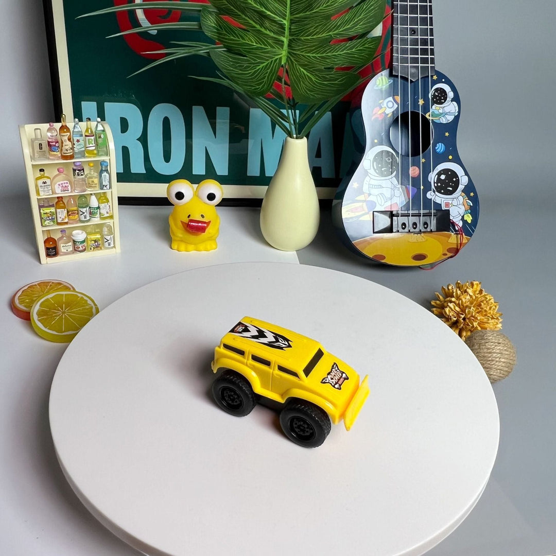 Mehrere bunte Magnetautos klettern an der Wand. Innovatives Kinderspielzeug für interaktiven Rennspaß. Perfekte Geschenkidee.