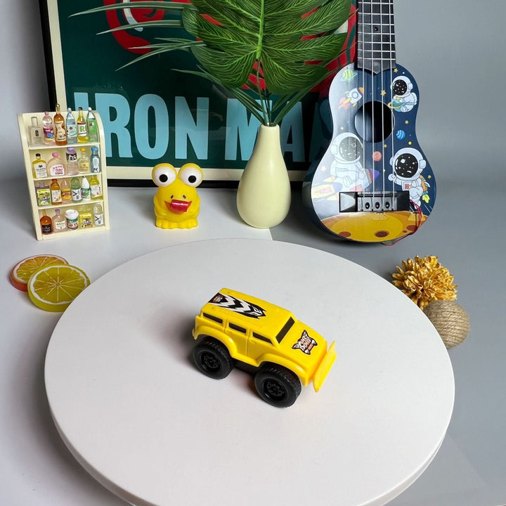 Mehrere bunte Magnetautos klettern an der Wand. Innovatives Kinderspielzeug für interaktiven Rennspaß. Perfekte Geschenkidee.