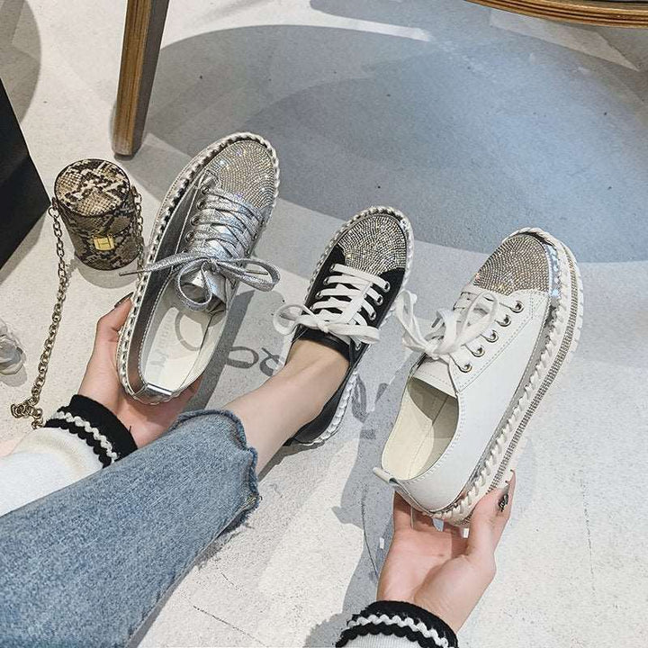 Stilvolle weiße Damen Plateau Sneaker, glänzend & bequem, ein Must-have für jede Garderobe.