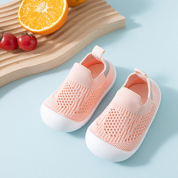 Flexible Sohle der Kinderschuhe Sneaker sorgt für natürliche Fußbewegung und Komfort beim Laufenlernen.