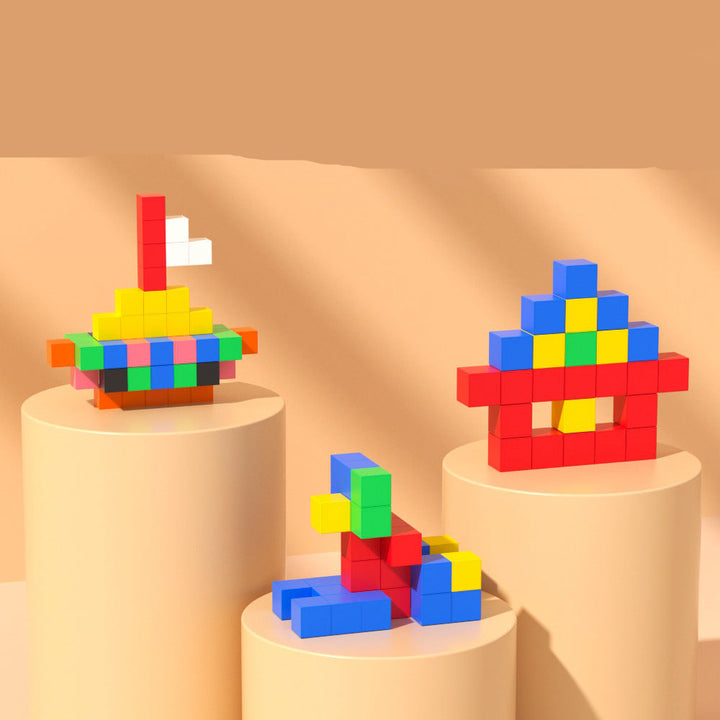 Bunte Magnetwürfel als Montessori Bauklötze, ideal für kreatives Würfelspiel und Entwicklung der Feinmotorik.